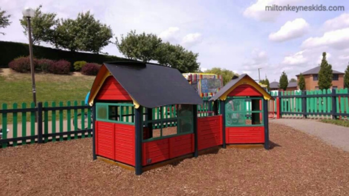 small playhouse with pretend cookers