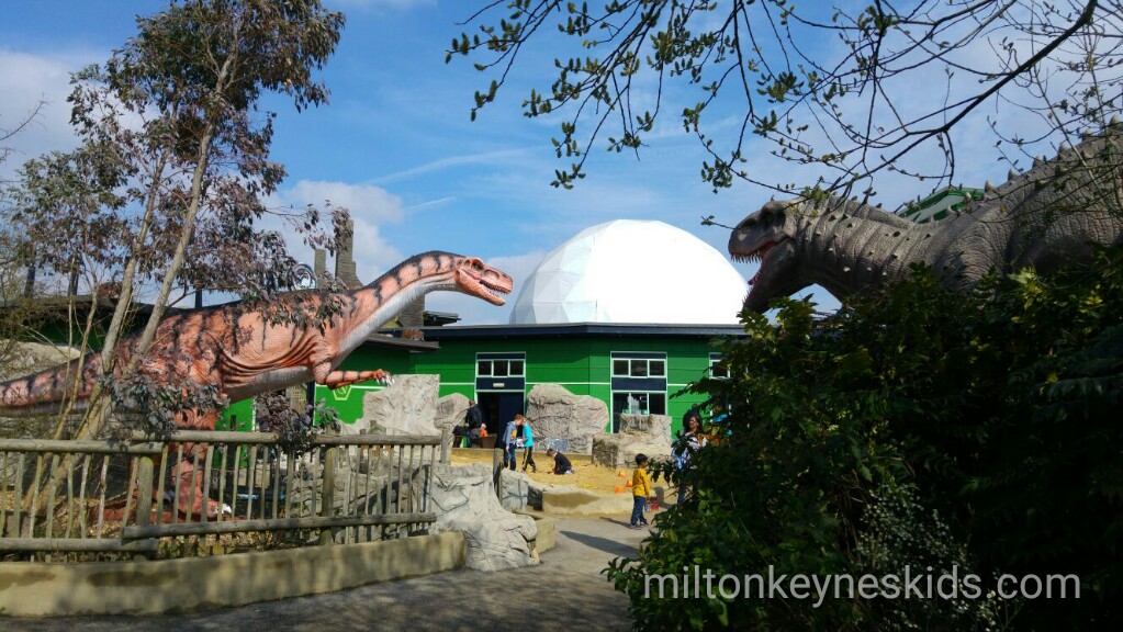 animatronic dinosaurs at Gulliver's Dinosaur and farm park
