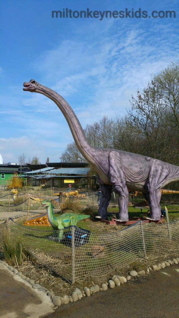 animatronic dinosaurs at Gulliver's Dinosaur and farm park